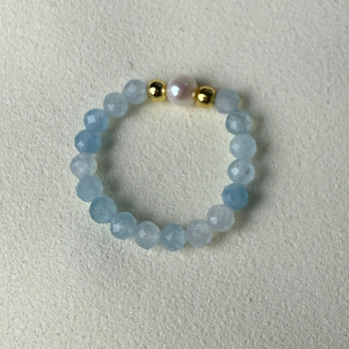 Unique freshwater pearl with gold accent beads on aquamarine stretch ring – Manushaa Gems