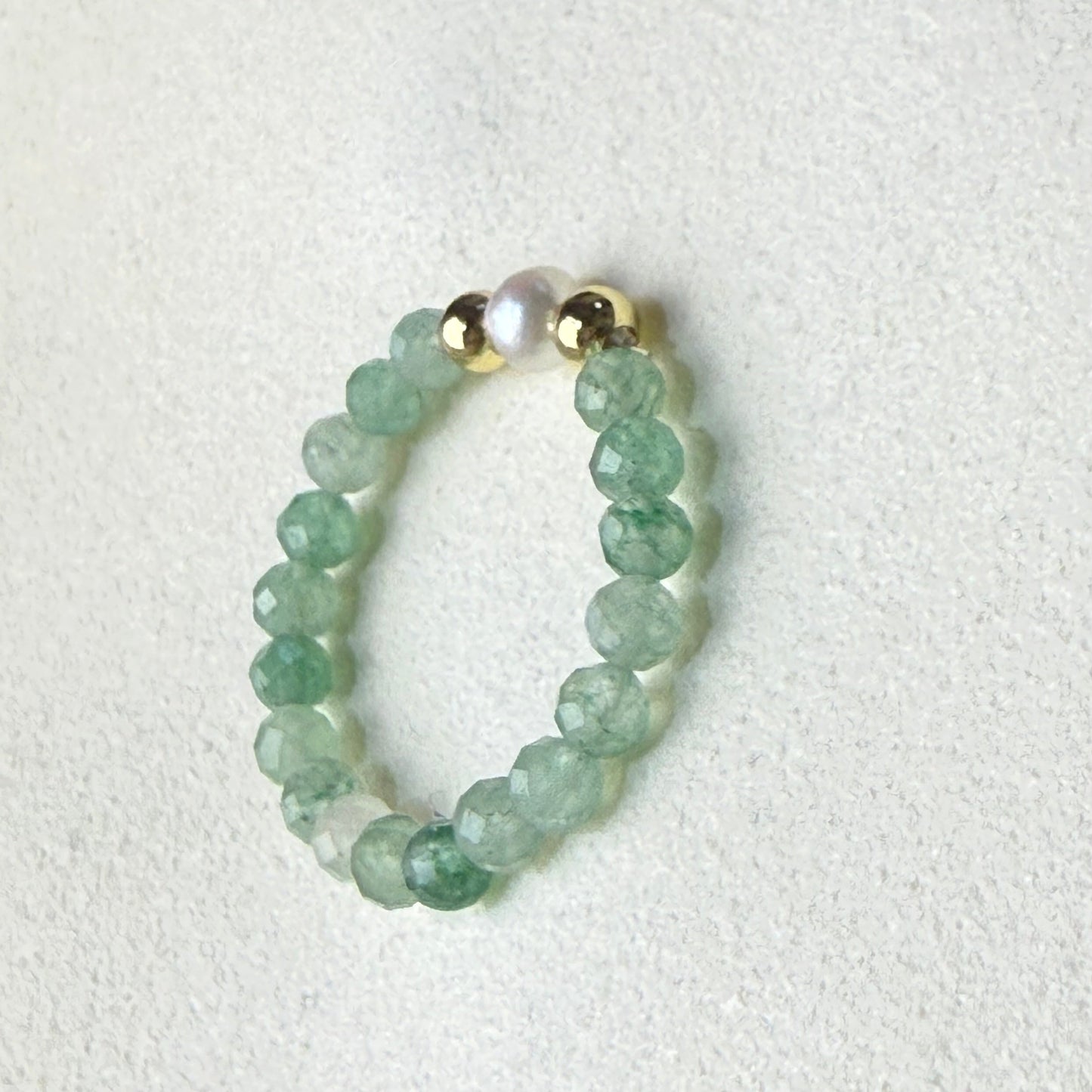Unique freshwater pearl with gold accent beads on green aventurine stretch ring – Manushaa Gems