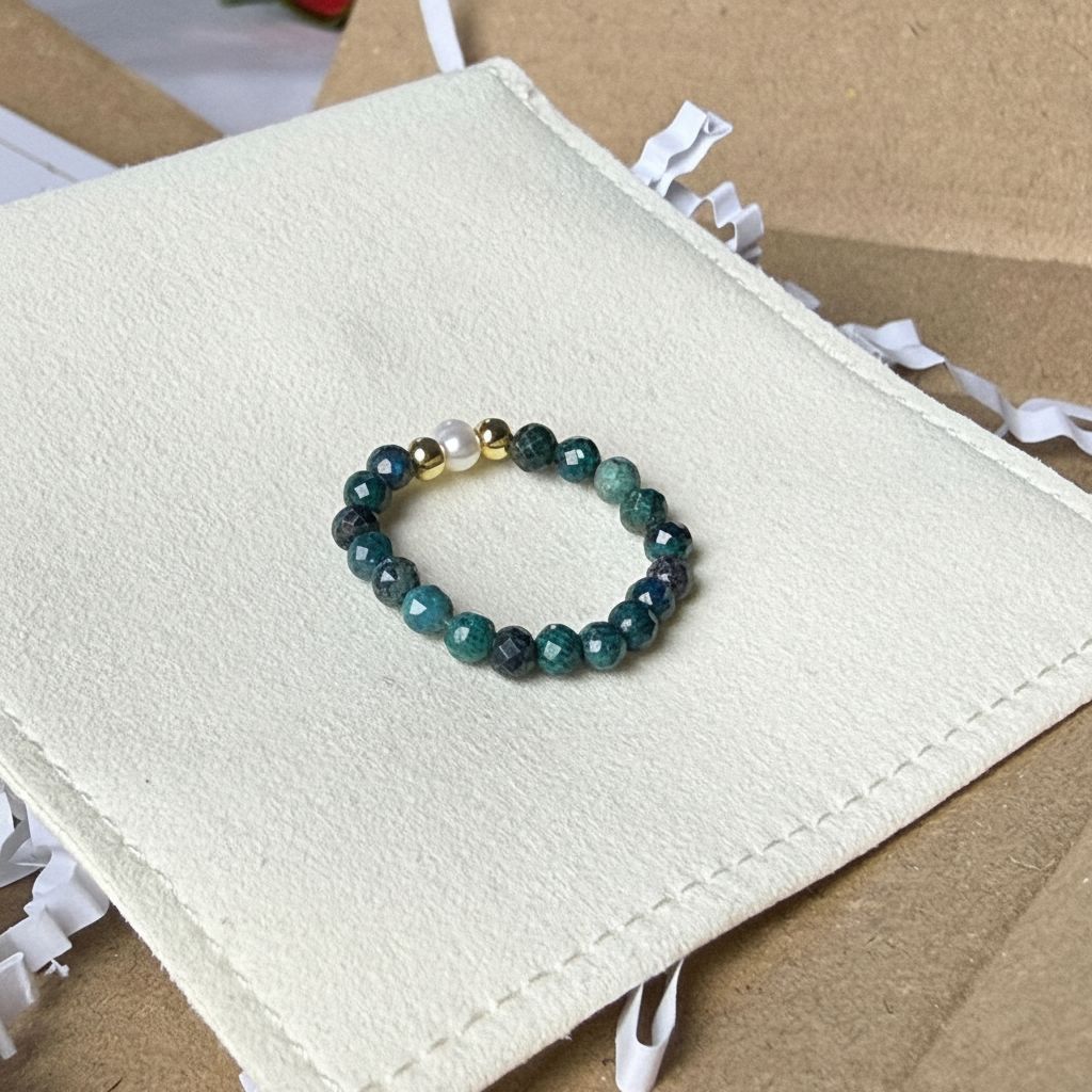 Unique freshwater pearl with gold accent beads on azurite stretch ring – Manushaa Gems